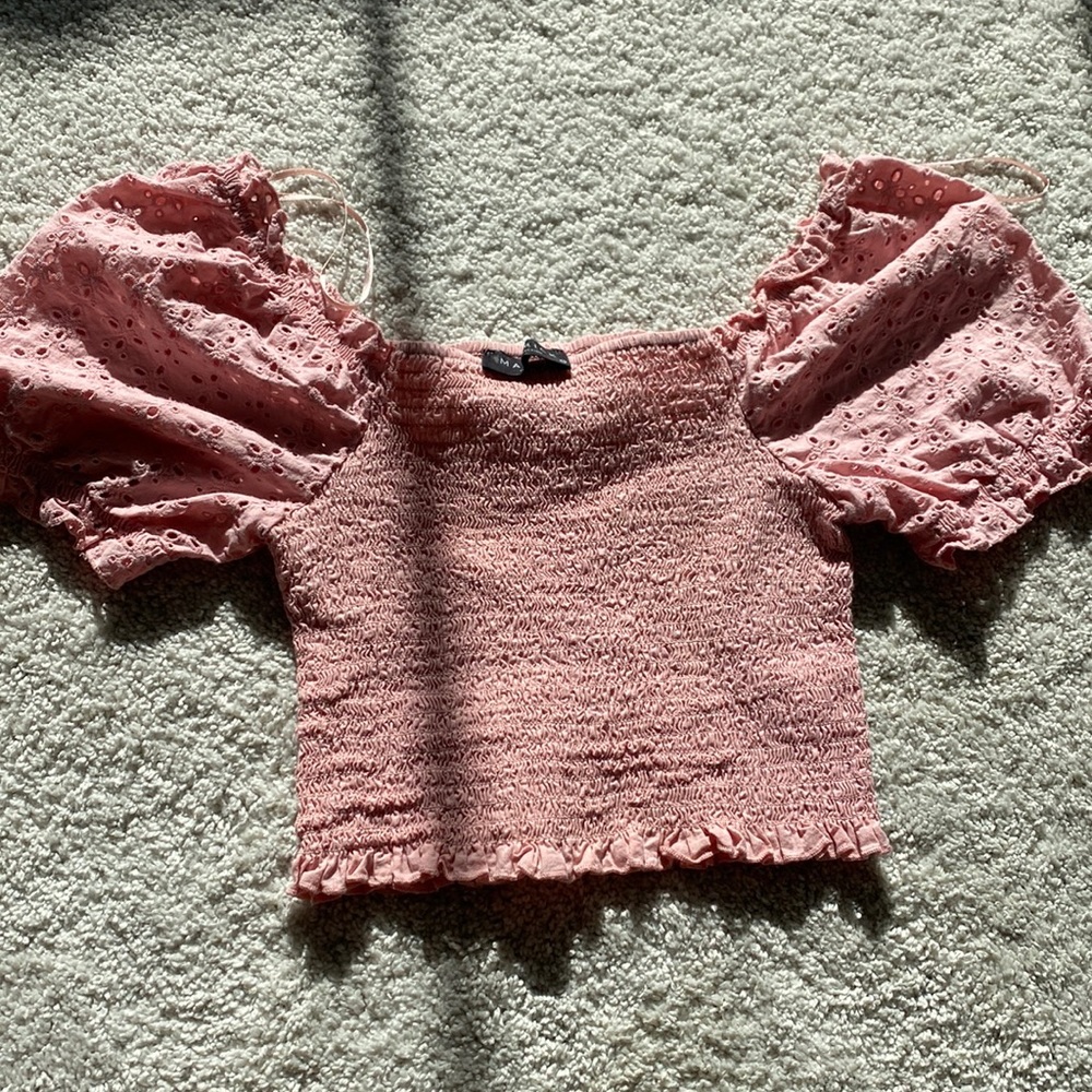 Pink crop top. Puffy sleeve.